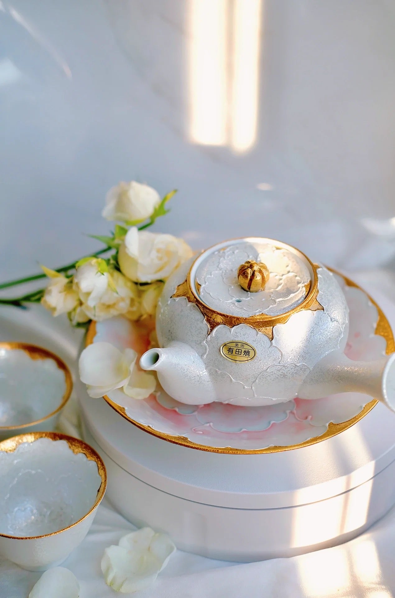 Arita hite Peony Teapot with Two Teacups (Gift Box)