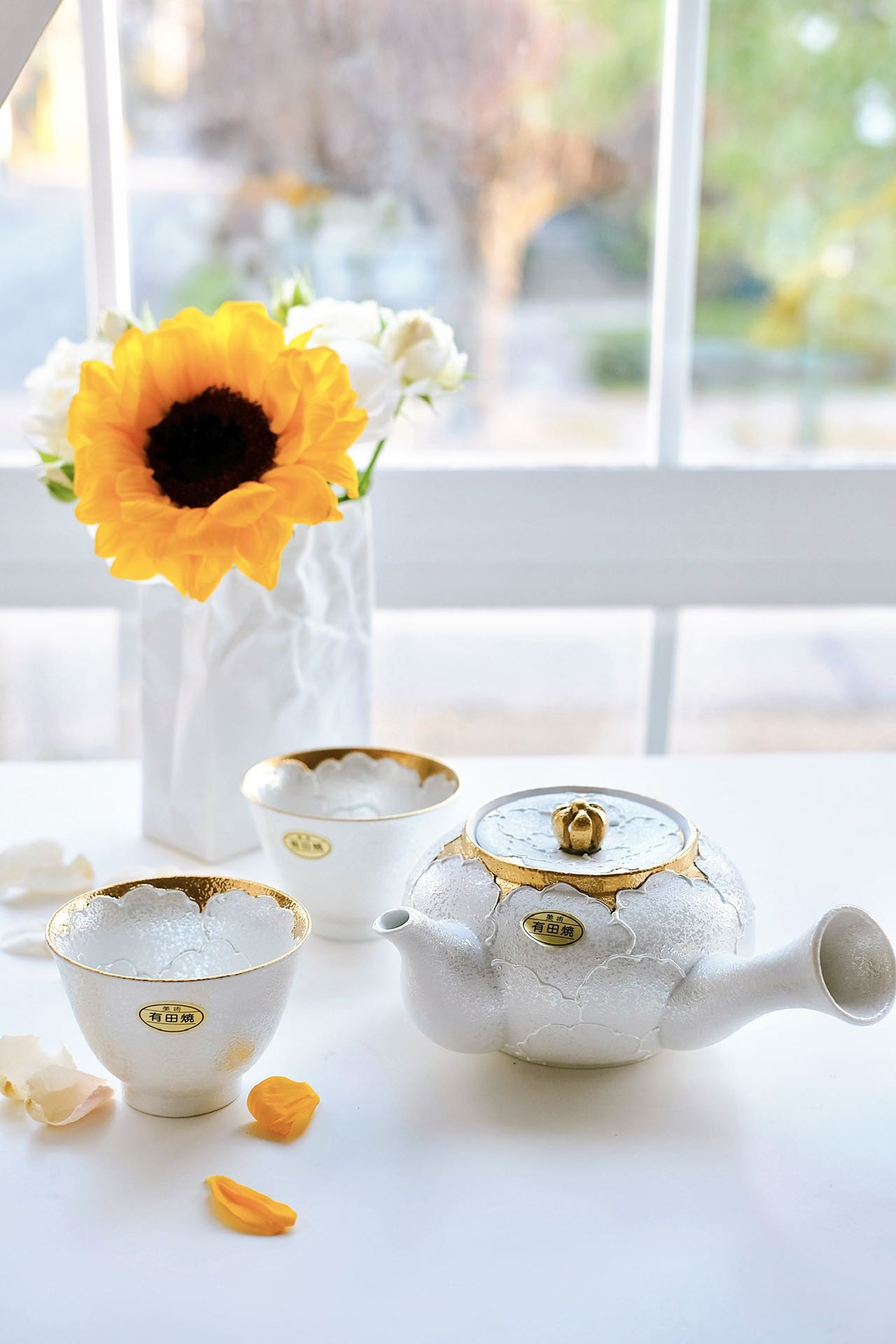 Arita hite Peony Teapot with Two Teacups (Gift Box)