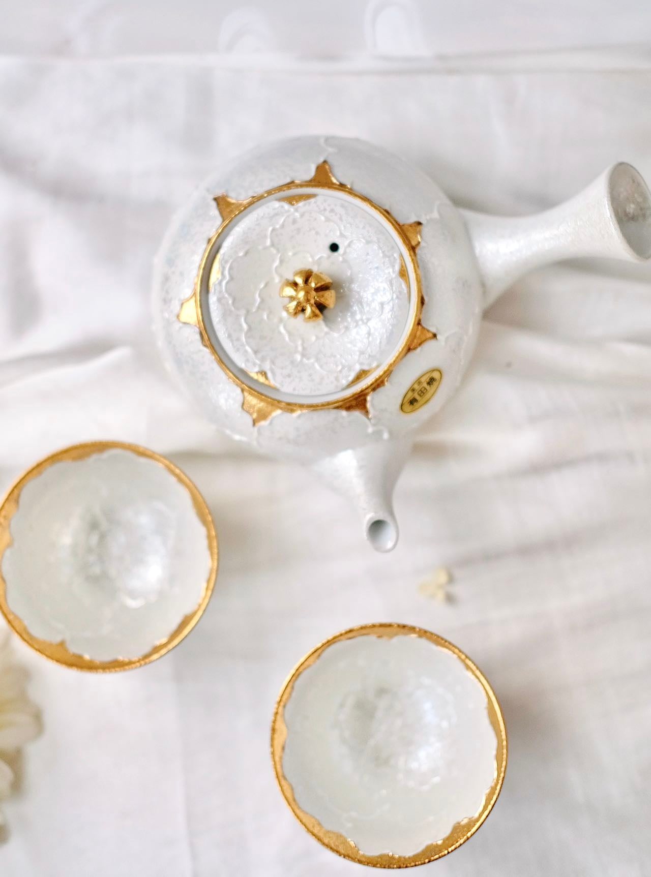 Arita hite Peony Teapot with Two Teacups (Gift Box)