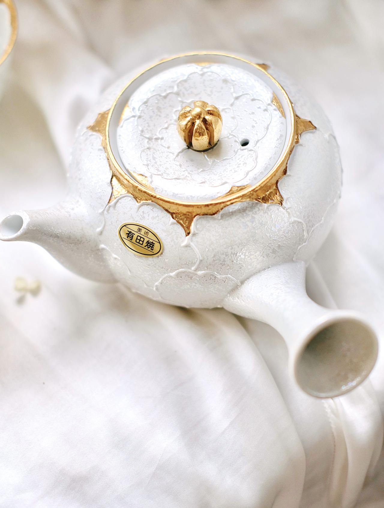 Arita hite Peony Teapot with Two Teacups (Gift Box)
