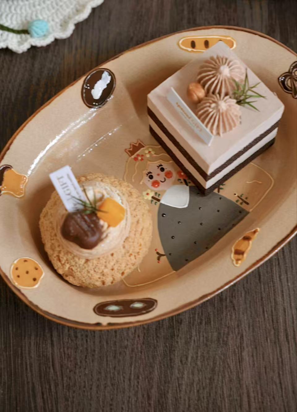 PiPi Girl Oval Plate in Creamy Chocolate Brown
