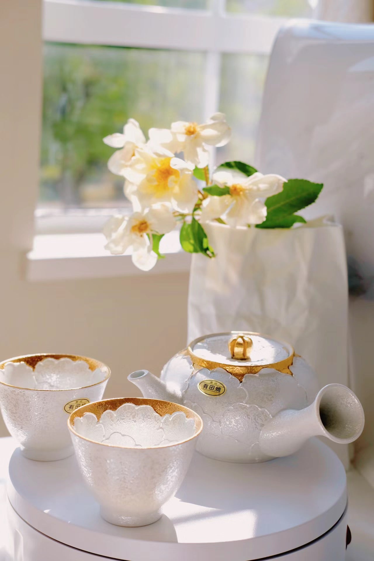 Arita hite Peony Teapot with Two Teacups (Gift Box)