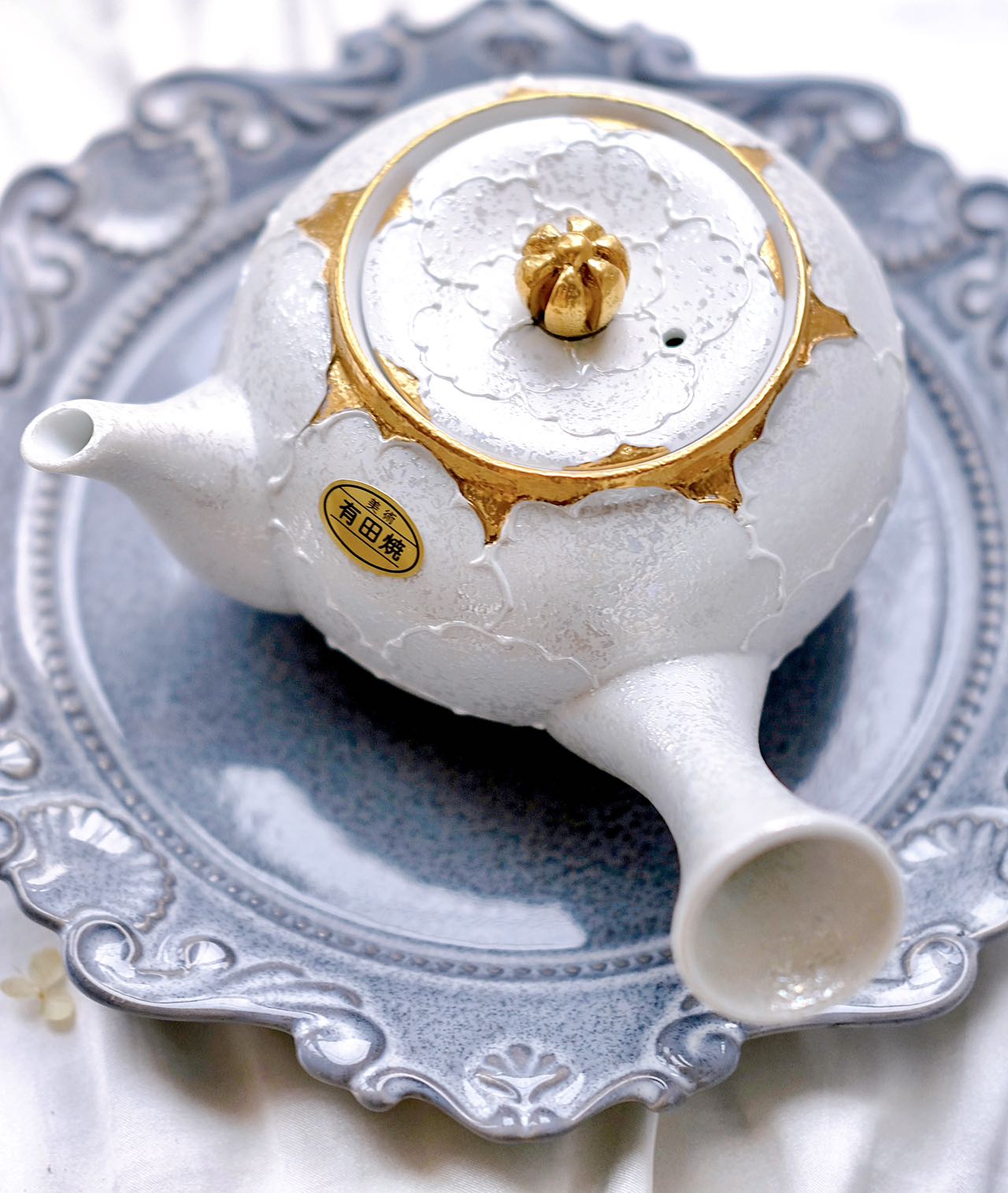 Arita hite Peony Teapot with Two Teacups (Gift Box)