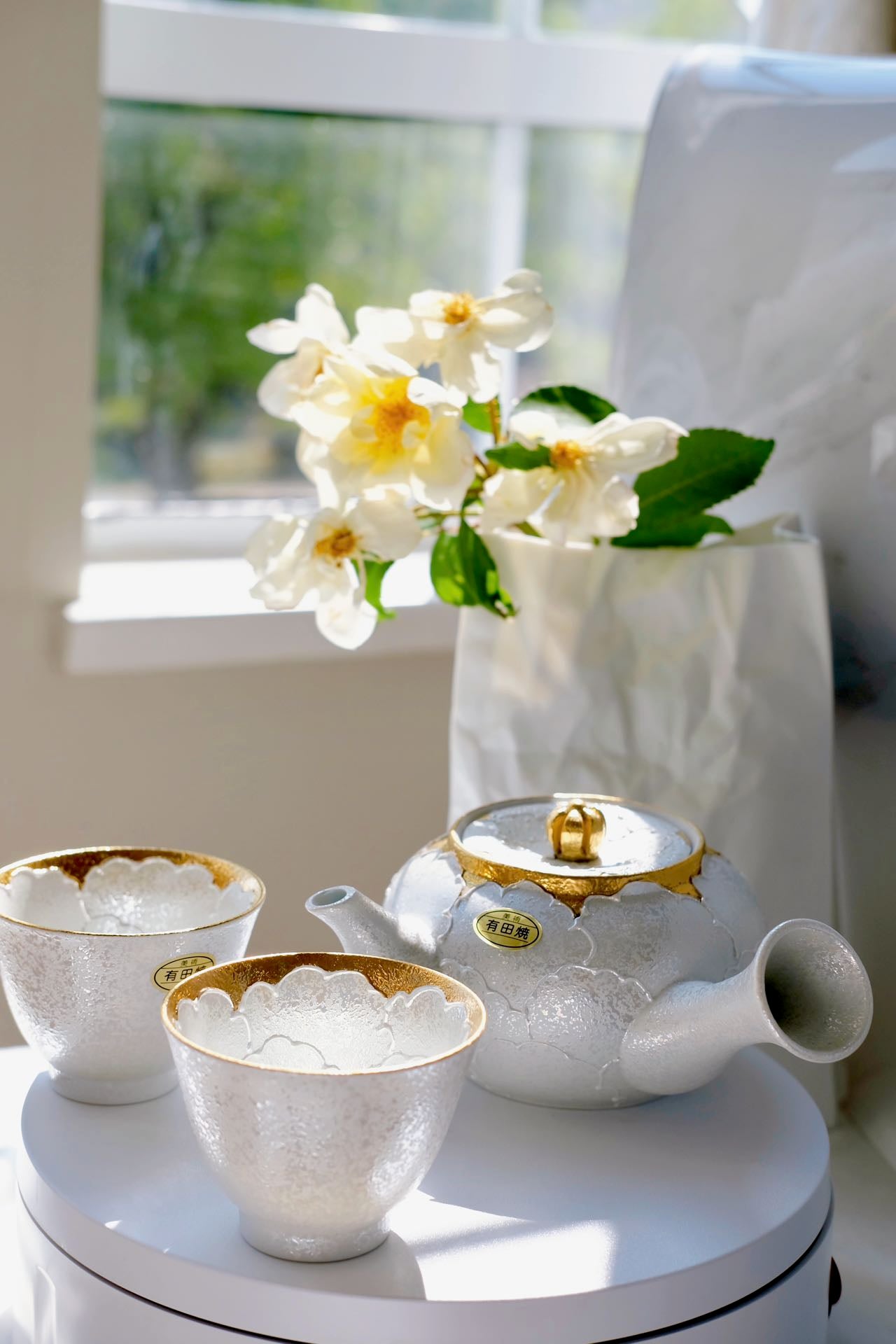 Arita hite Peony Teapot with Two Teacups (Gift Box)