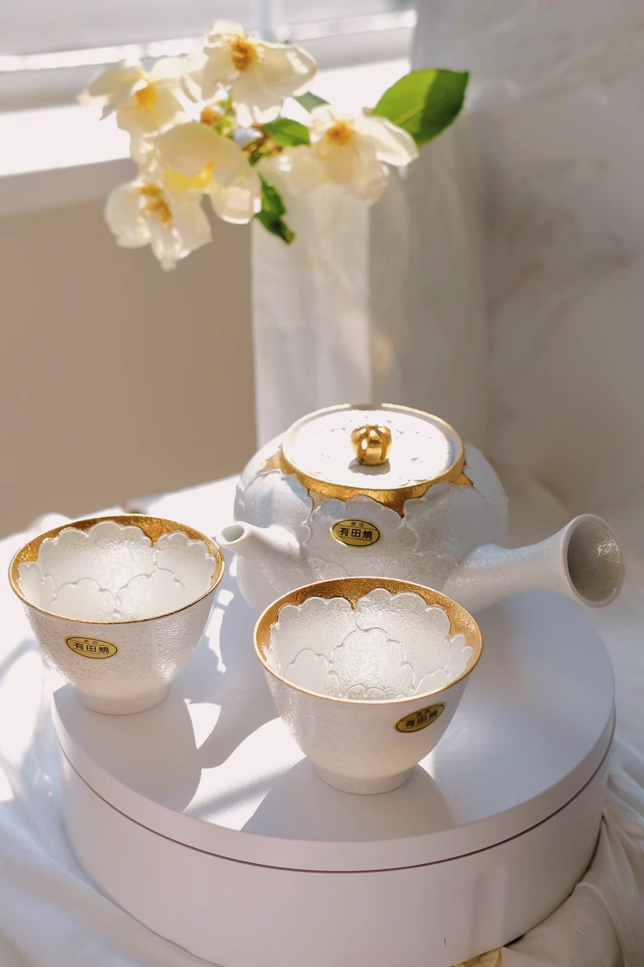 Arita hite Peony Teapot with Two Teacups (Gift Box)