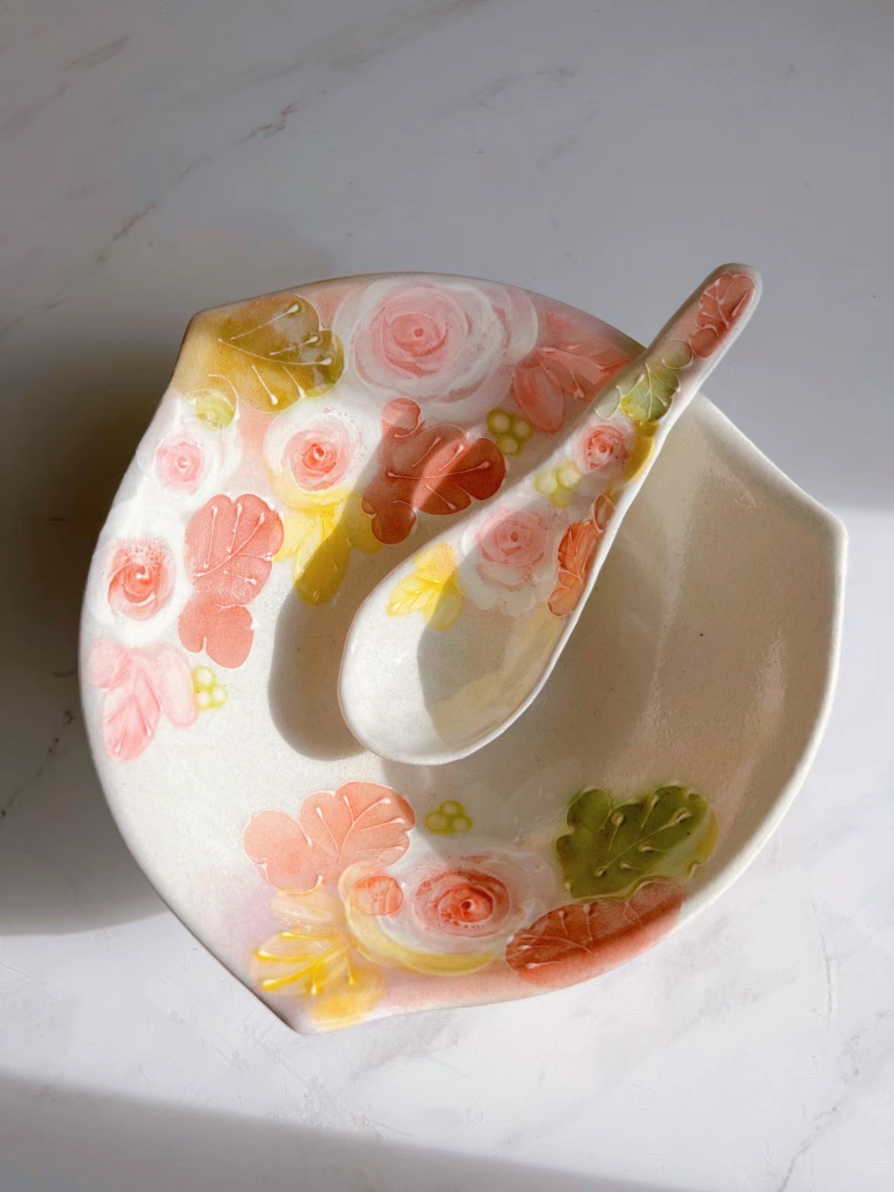Yuzuriha Flower Scenery Noodle Bowl with Pink Roses