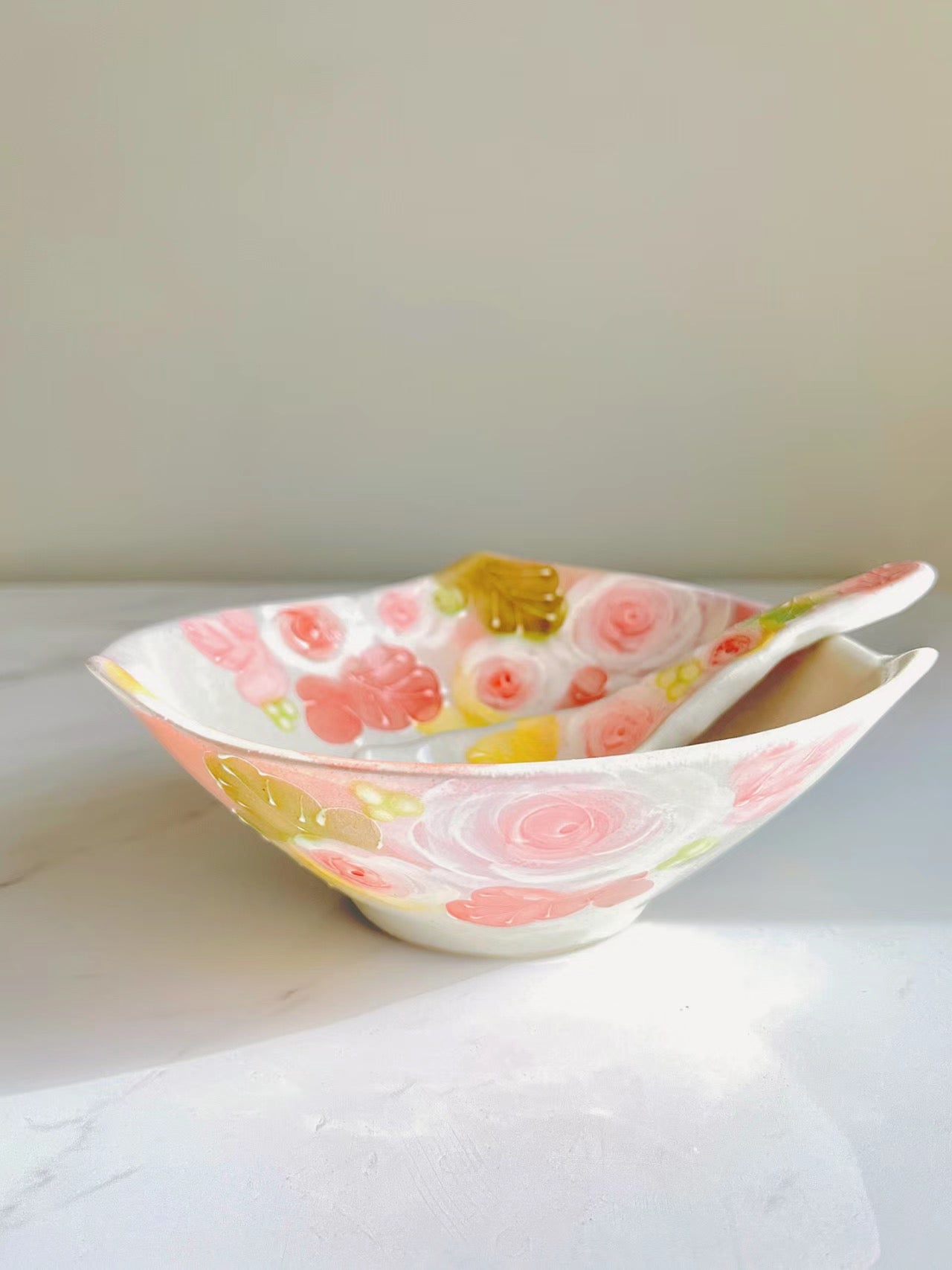 Yuzuriha Flower Scenery Noodle Bowl with Pink Roses