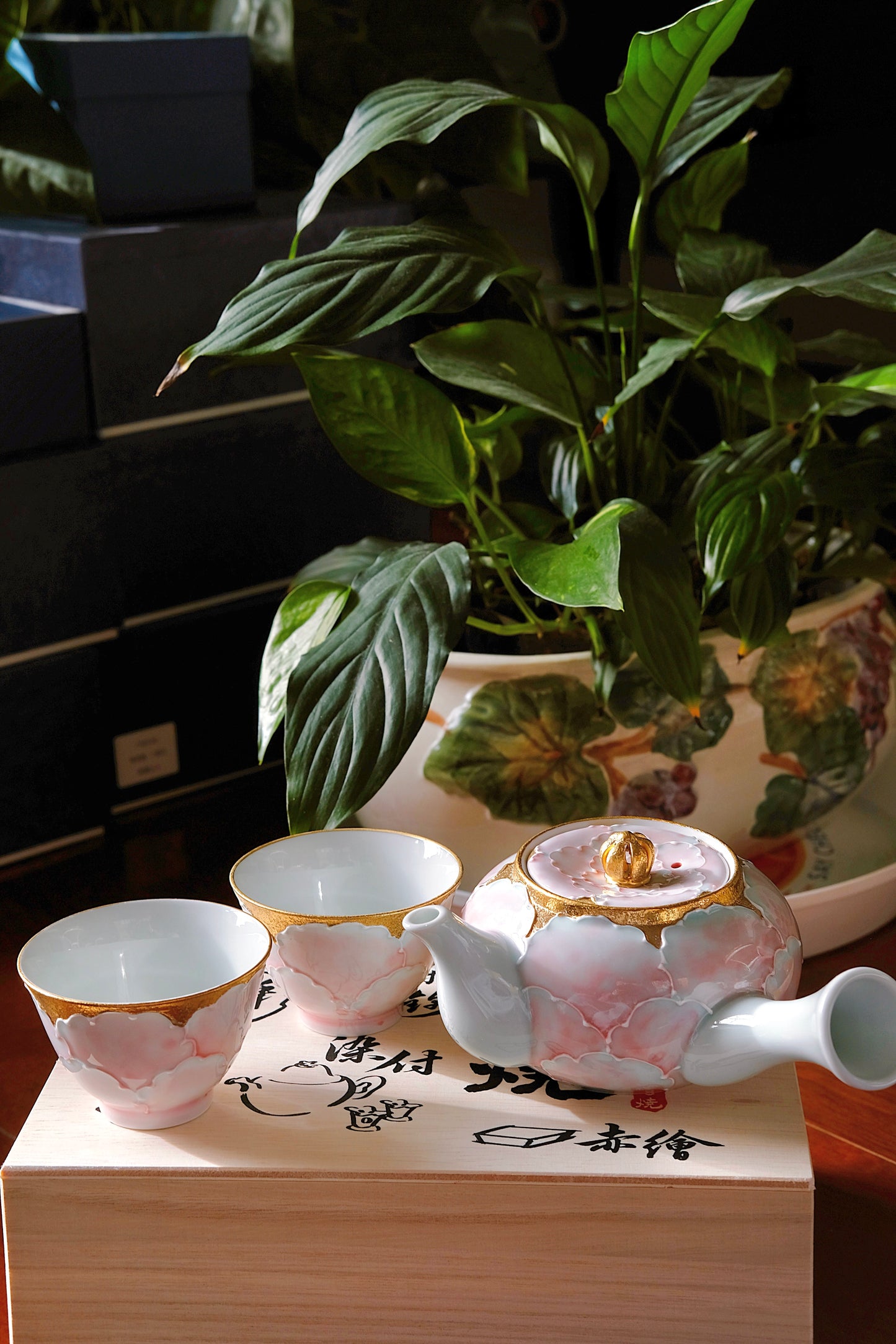 Arita Peony Teapot with Two Teacups (Gift Box)Pink