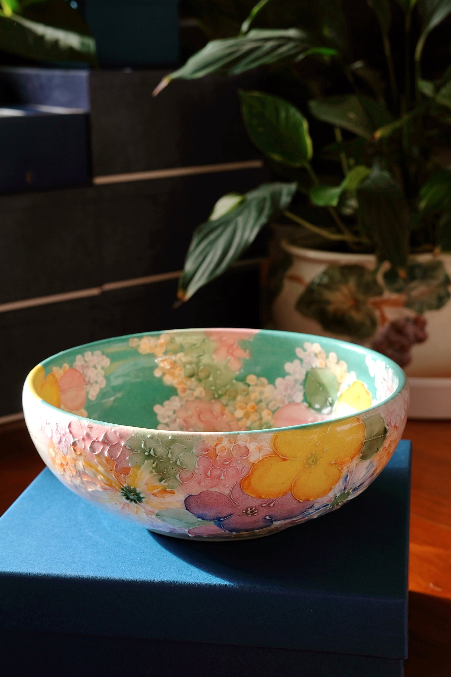 Yuzuriha Handmade Big Bowl in Green and Purple Flower