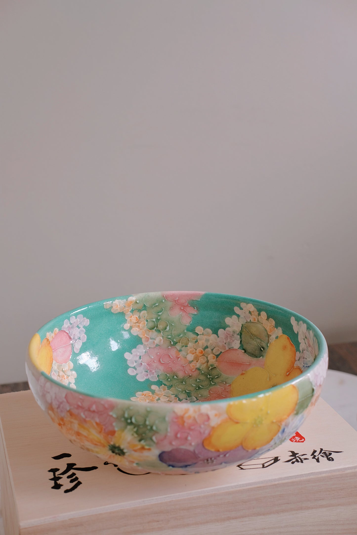 Yuzuriha Handmade Big Bowl in Green and Purple Flower