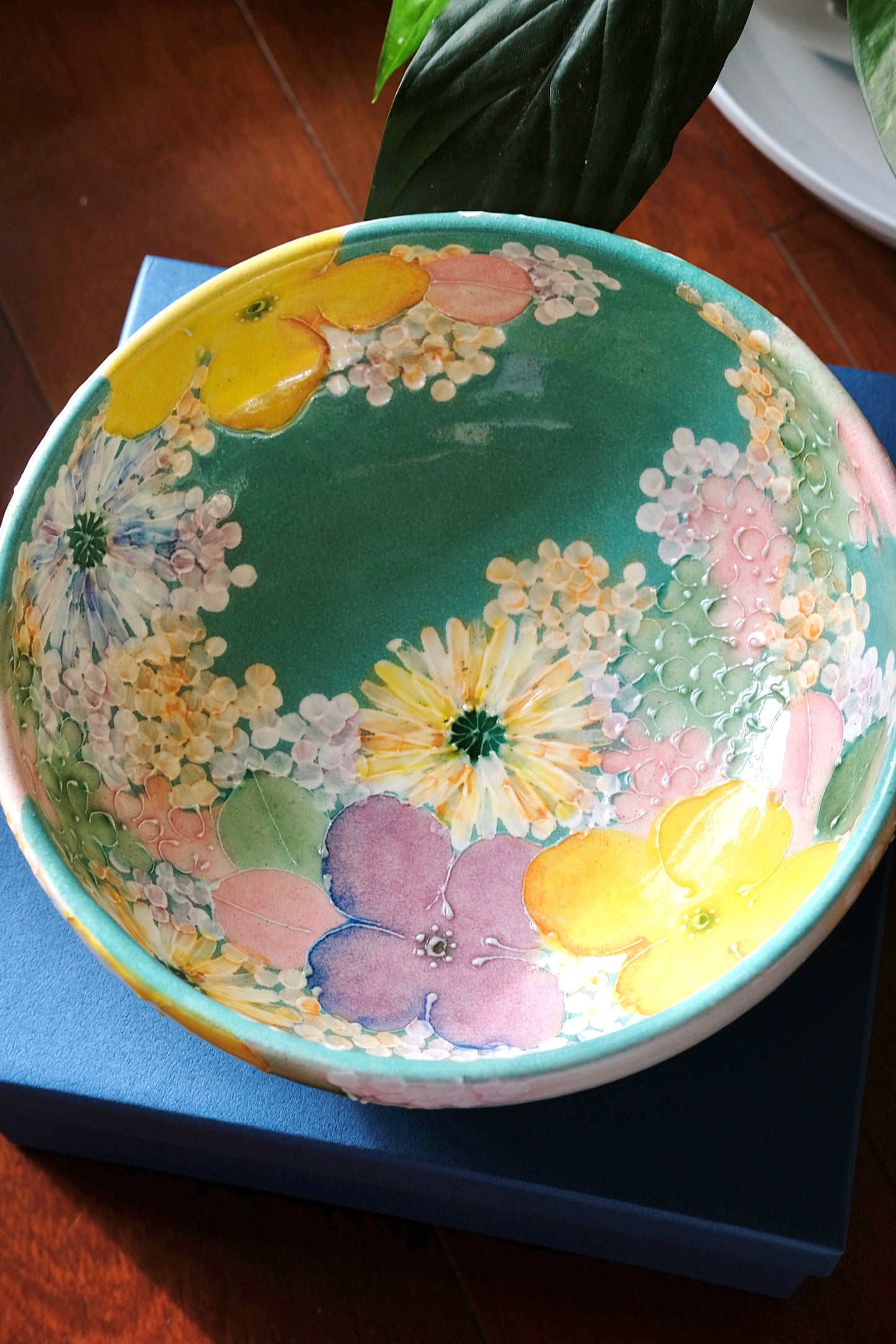 Yuzuriha Handmade Big Bowl in Green and Purple Flower