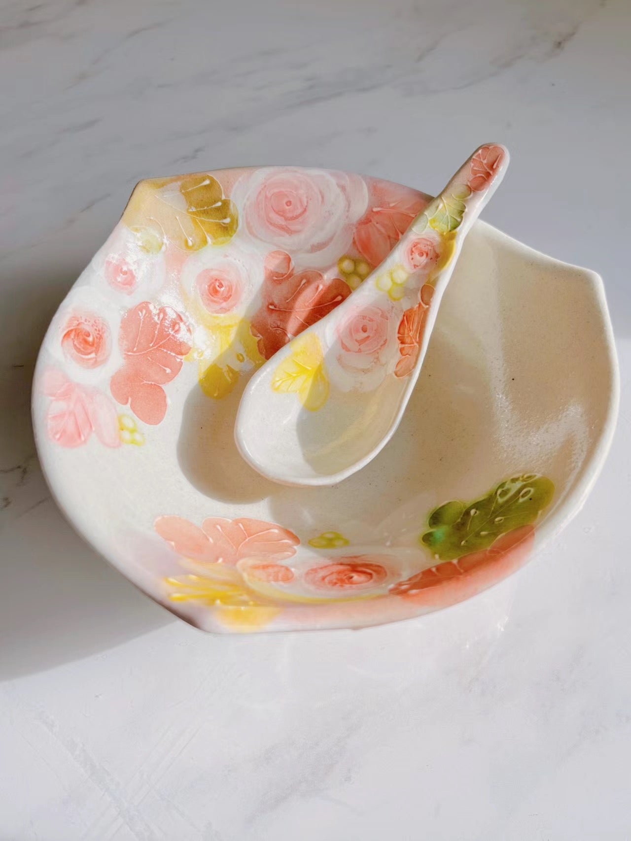 Yuzuriha  Flower Scenery Noodle Bowl with Pink Roses