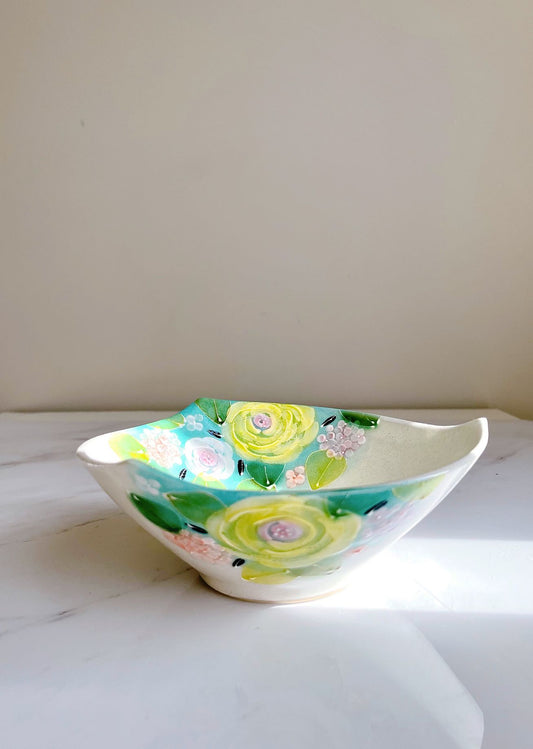 Yuzuriha Flower Scenery Noodle Bowl with Green Roses