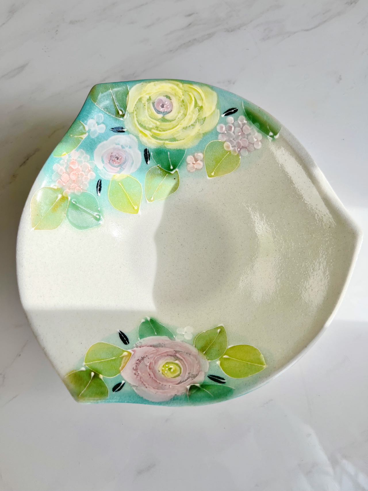 Yuzuriha Flower Scenery Noodle Bowl with Green Roses