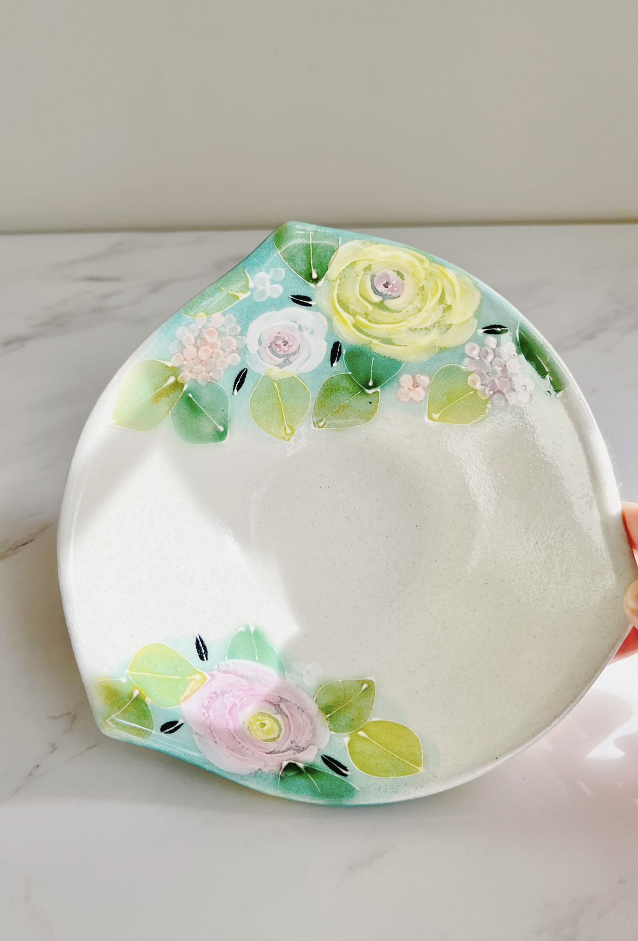 Yuzuriha Flower Scenery Noodle Bowl with Green Roses