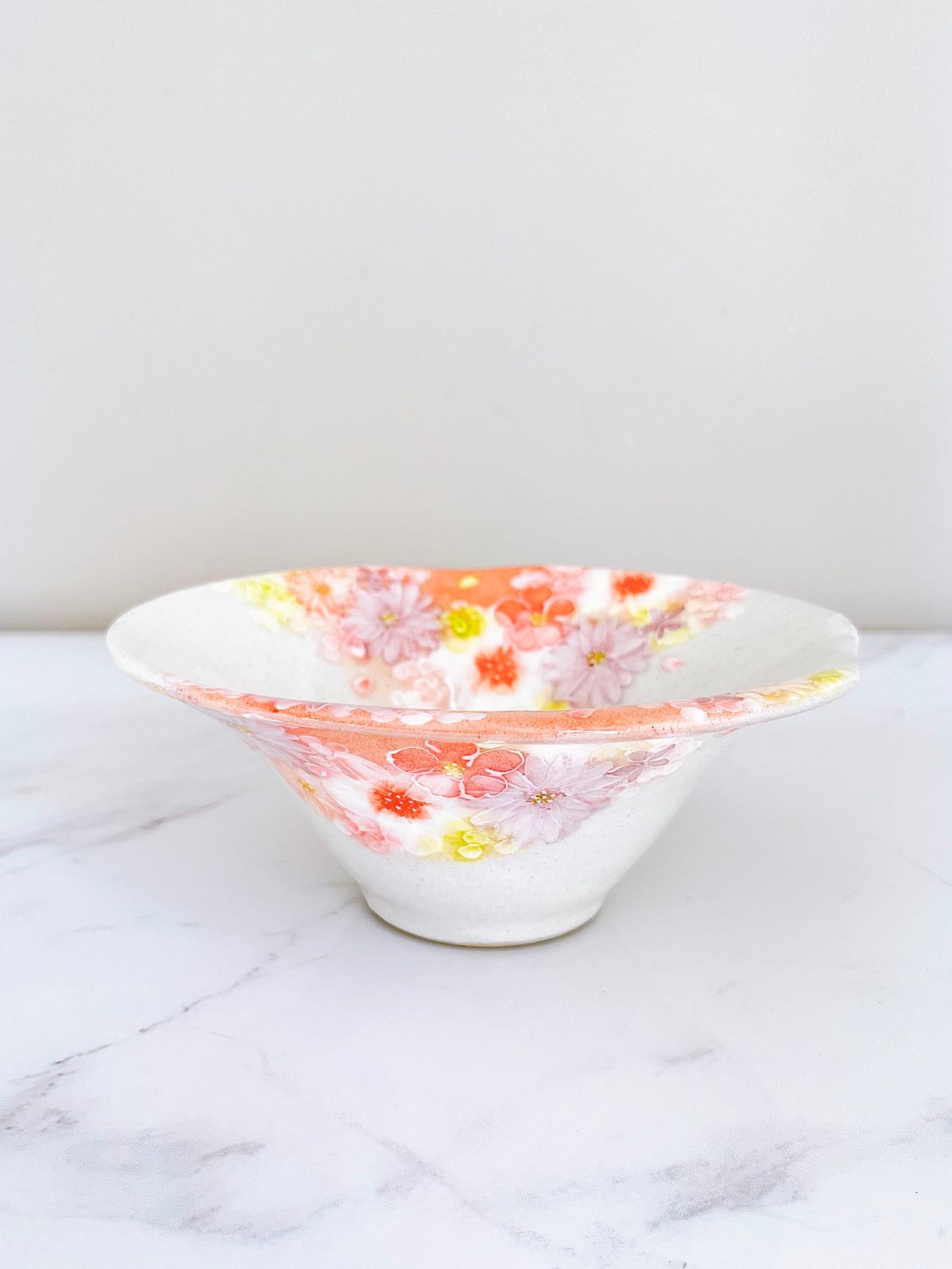 Yuzuriha Flower Scenery Noodle Bowl with Peachy Flowers